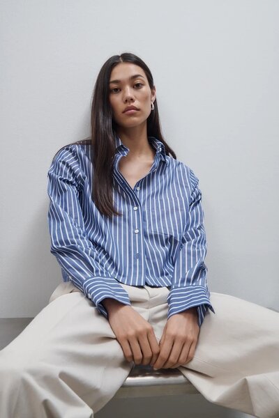 Closed cropped striped blouse