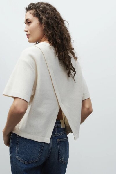Closed back slit t-shirt